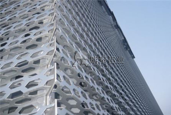 3104鋁板卷在建筑行業(yè)的應(yīng)用，廠家直供價格多少？